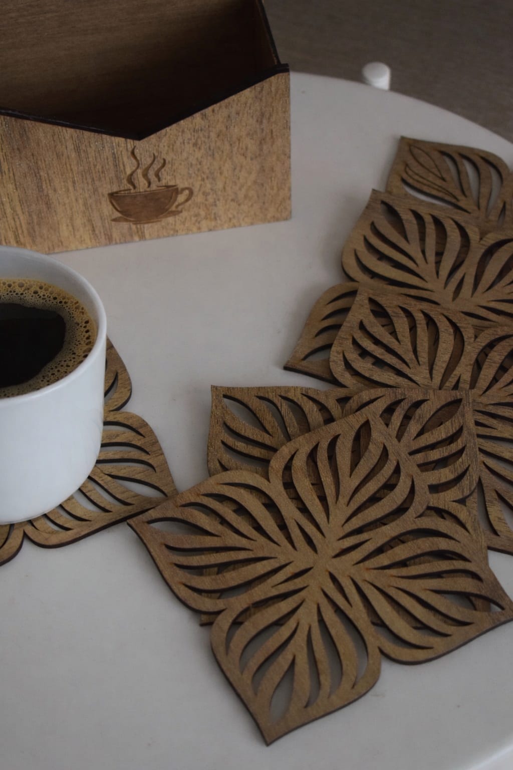 6'lı Lotus Çiçek Desenli Ahşap Bardak Altlığı Seti Standlı