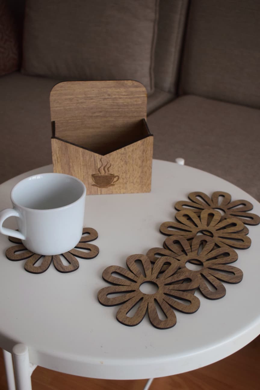 6'lı Çiçek Ahşap Bardak Altlığı Seti Standlı